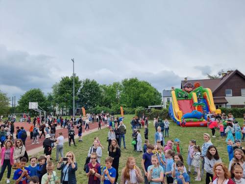 Dzień Dziecka w 2022 roku zdjęcie przedstawia gry i zabawy podczas wydarzenia w Szkole Podstawowej nr 4 w Pruszczu Gdańskim